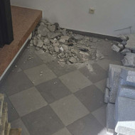 Reikia išardyti betono stiažką su plytelėmis