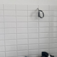 Vonios spintelės pakabinimas