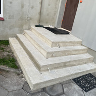 Lauko laiptu akmens mases plyteliu klijavimas