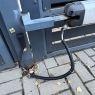 Vartų automatikas  reikia leida sutvarkyti