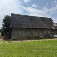 Reikalingas medinio pastato (~90m2 - buvusi daržinė su tvartu, stogas - šiferis) nugriovimas
