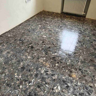 SKUBIAI reikia atnaujinti natūralaus akmens plytelių tarpus