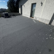 Akmens plytelių terasa ant garažo stogo