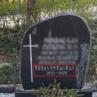 Raidžių kalimas ant paminklo