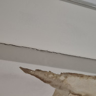 Sutvarkyti drėgmės pažeistą saramą virš lango