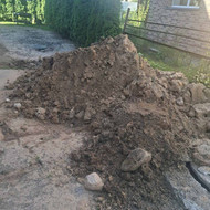 Reik atvezti 3 kubus juodzemio ir isvezti panasiai molio