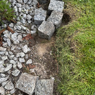 Ieškau meistro sutvarkyti granitinių trinkelių vejos apvadą – ~60 m, Kalnėnai, Vilnius.