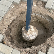 Reikia istraukti ibetonuotus 3 tvoros stulpus