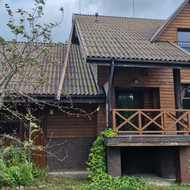 Reikia paremontuoti stogo lietvamzdžius ir sutvarkyti nuplėštą vėjalentę su skarda