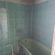 Reikia suklijuoti seną vonią plytelėmis