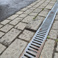 Ištraukti iš žemės nulūžusį tvoros stulpelį