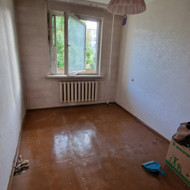 Reikia išvalyti butą po baldu išardimo. Butas tuščias.