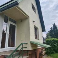Reikalingas fasado plovimas ir nudažyti gelsvą dalį bei žalias medines lenteles prie stogo