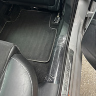 Ieškau, kas apklijuotų apsaugine plėvele 2 galinių durų vidinius plastikinius slenksčius