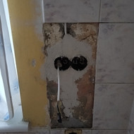 Reikia išklijuoti plyteles