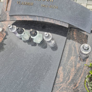 Raidžių ir portretų kalimas ant paminklo